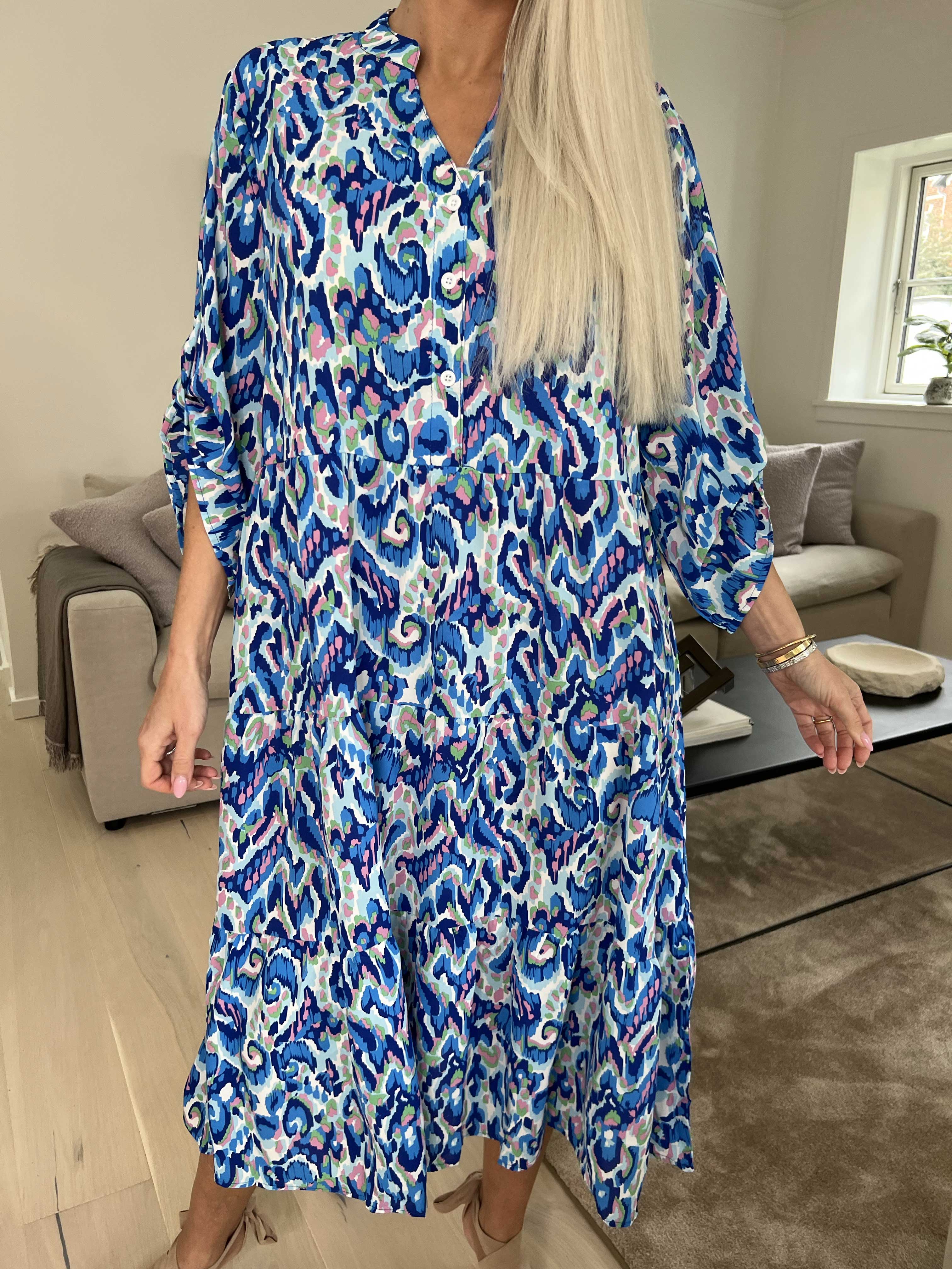 Lia - Mönstrad färgad klänning med lager-på-lager-look